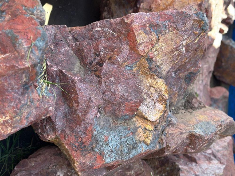 Камни для ландшафтного дизайна красно-фиолетовые 10-60 килограмм купить в Туле