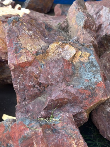 Камни для ландшафтного дизайна красно-фиолетовые 10-60 килограмм купить в Туле