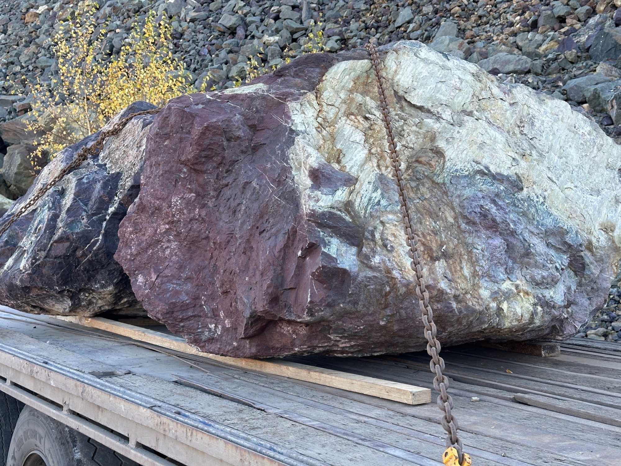 Огромные красно-фиолетовые валуны для ландшафтного дизайна весом более 5 тонн купить в Туле