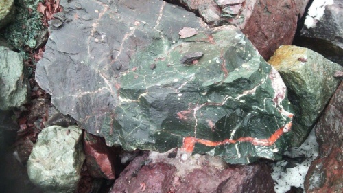 Гигантские зелёные валуны для ландшафтного дизайна весом более 5 тонн купить в Туле