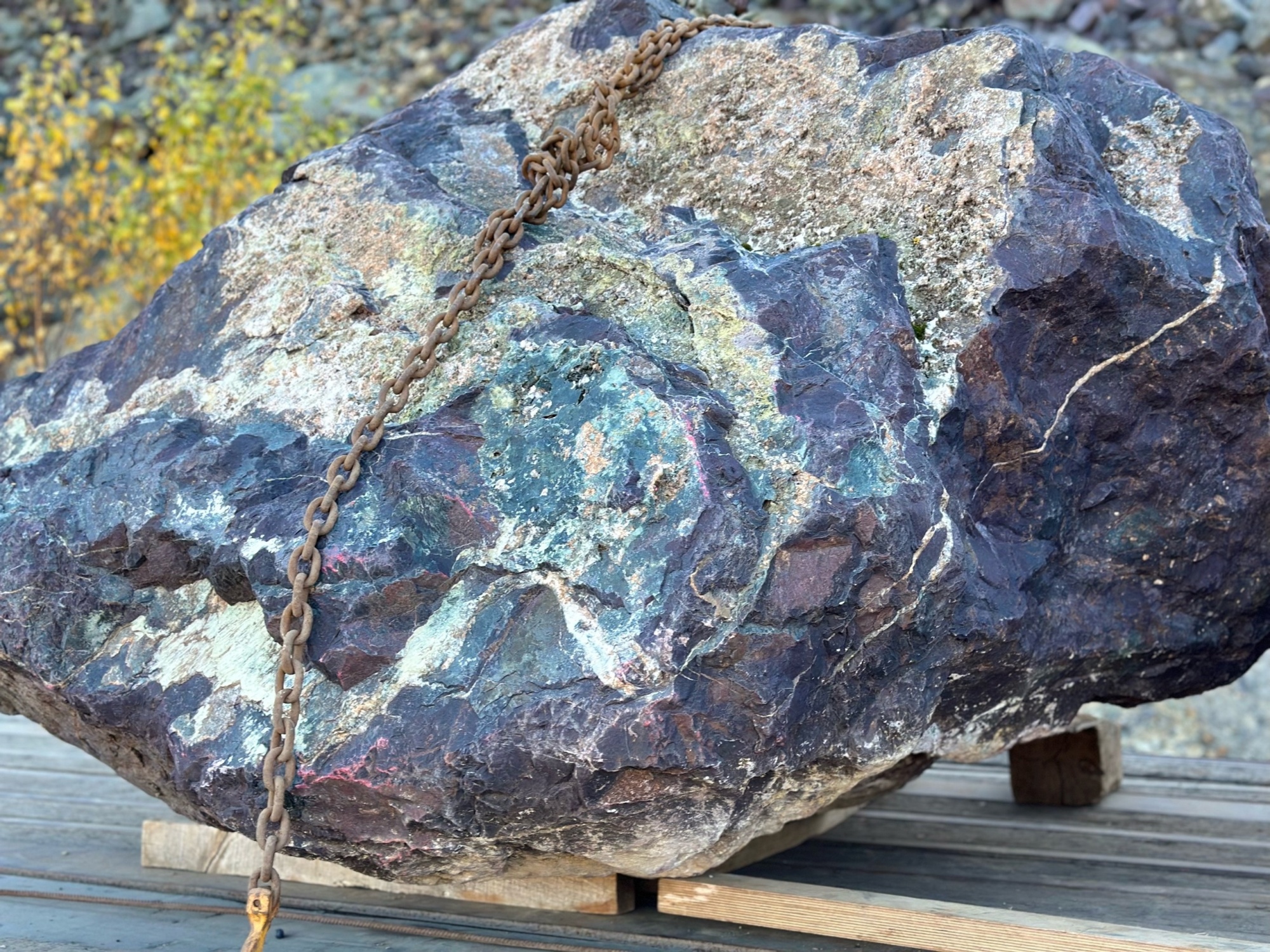 Огромные красно-фиолетовые валуны для ландшафтного дизайна весом более 5 тонн купить в Туле