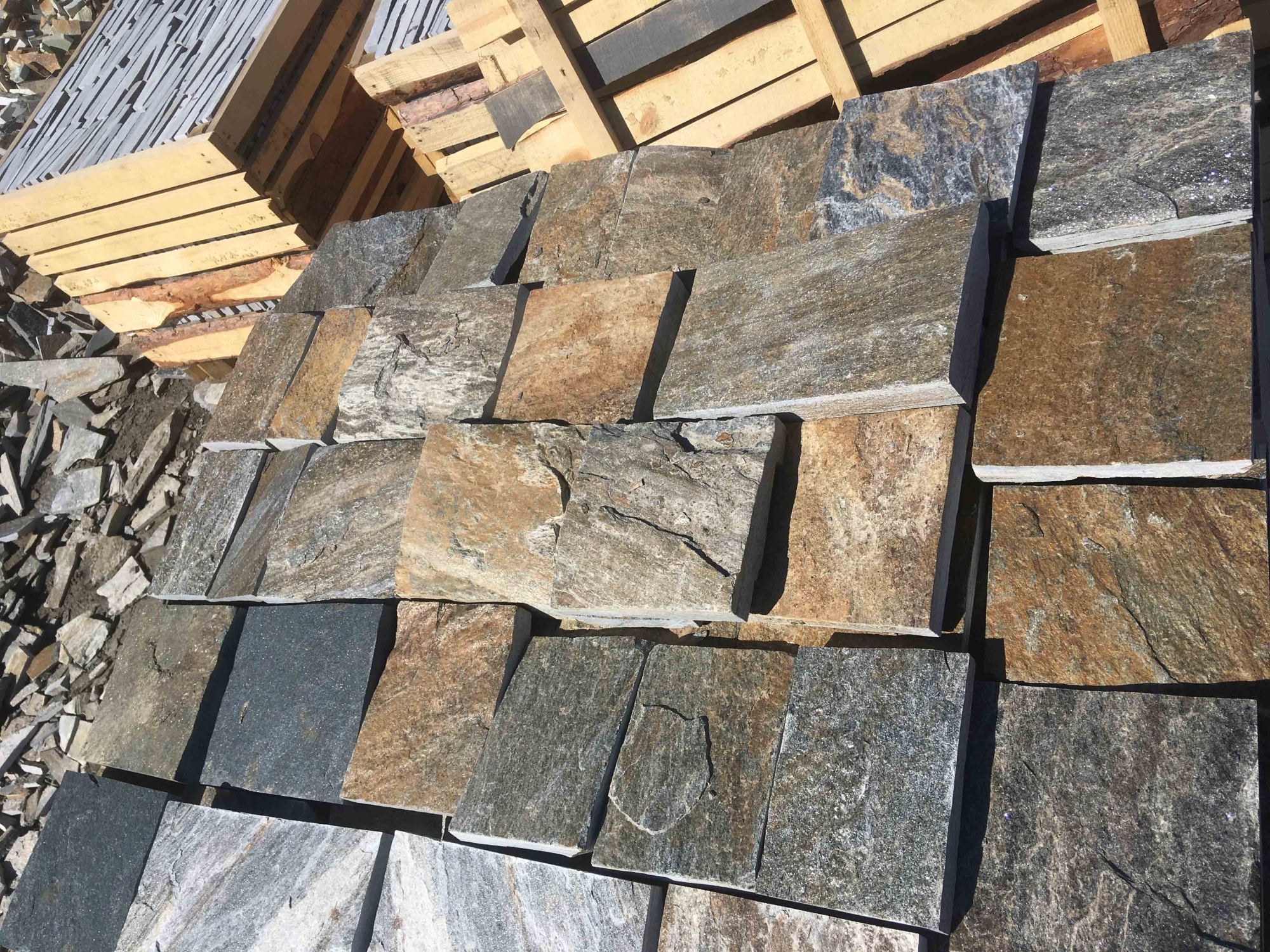 Плитка пилёная златолит Уральский для цоколя, отмостки купить в Туле