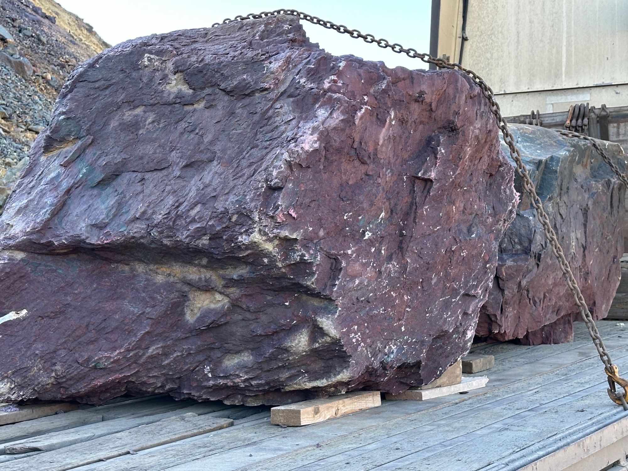 Огромные красно-фиолетовые валуны для ландшафтного дизайна весом более 5 тонн купить в Туле