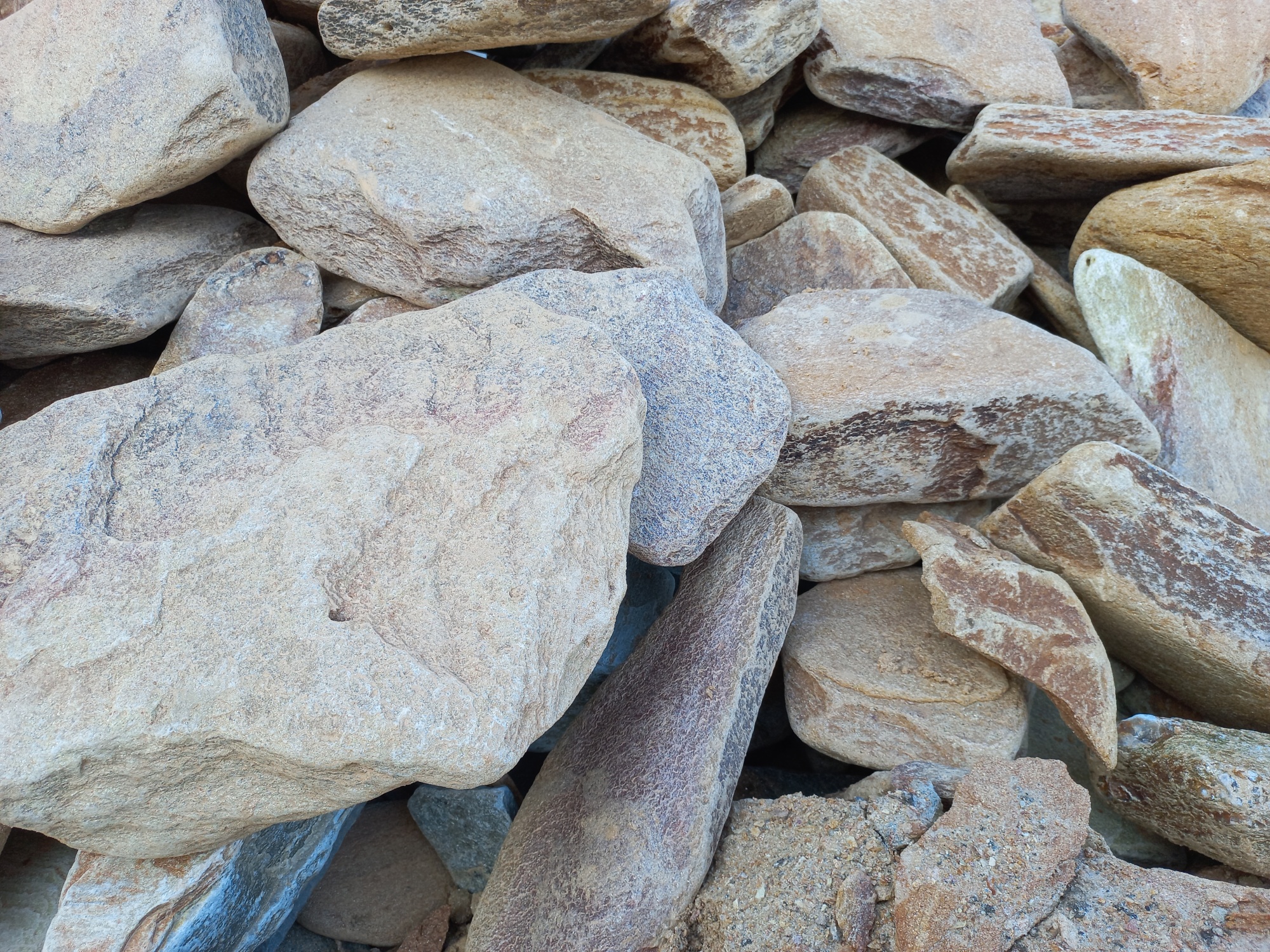 Златолит жёлтый, жёлто-зелёный глыбки и валуны для ланшафтного дизайна купить в Туле