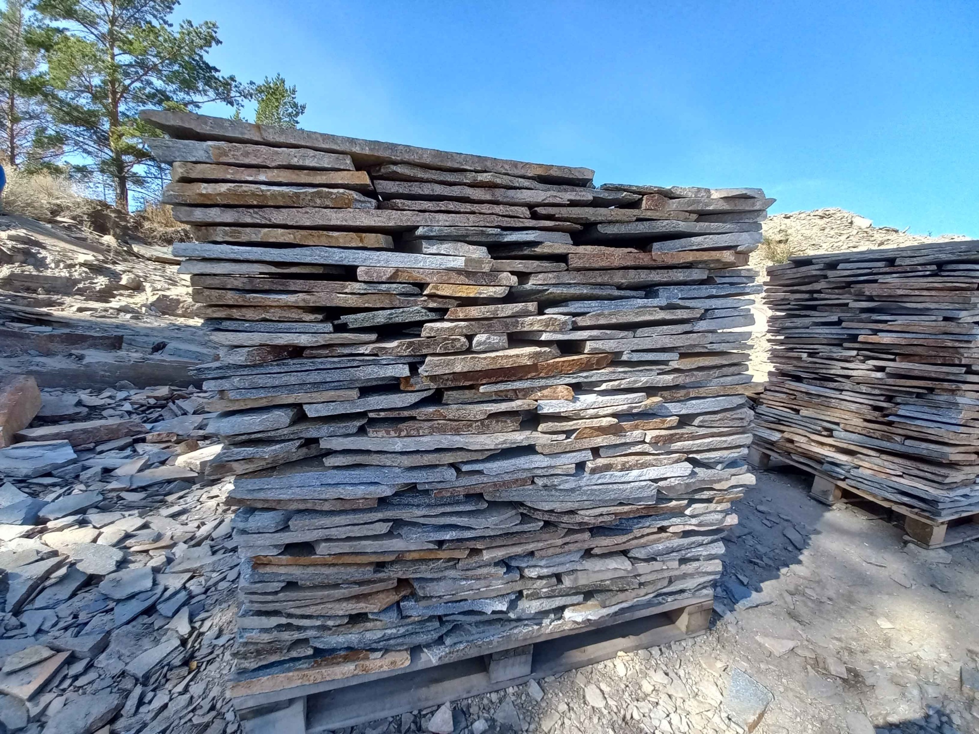 Плитняк златолит серебристый для фасада купить в Туле