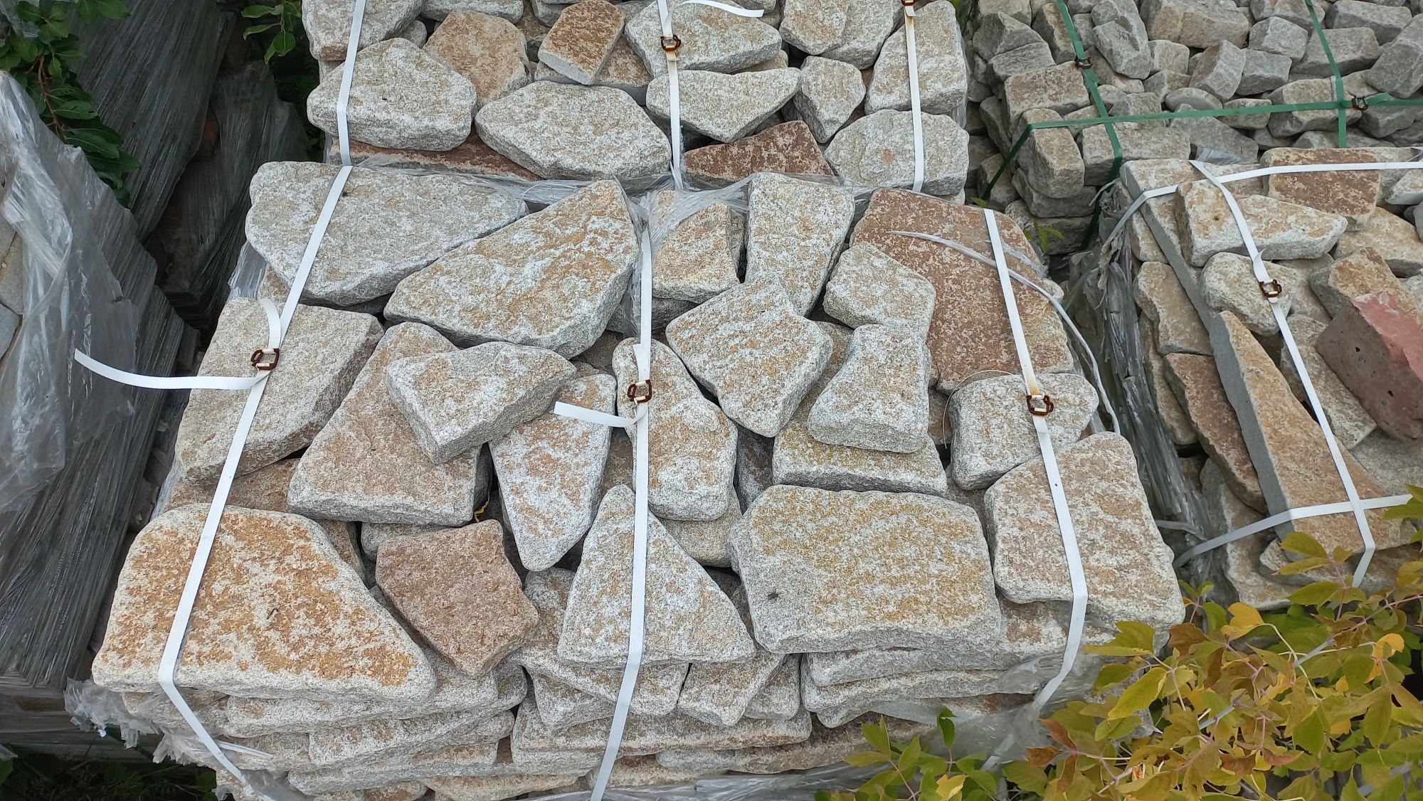 Плитняк галтованный гранитный для ландшафтного дизайна купить в Туле