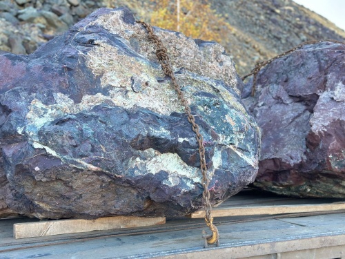 Огромные красно-фиолетовые валуны для ландшафтного дизайна весом более 5 тонн купить в Туле